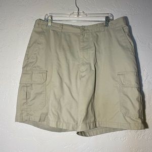 Puritan men's khaki cargo shorts, size 40